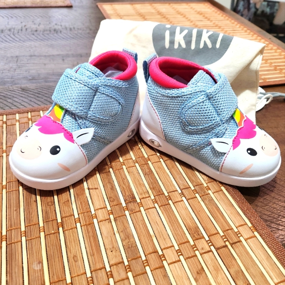 New never worn squeaky shoes